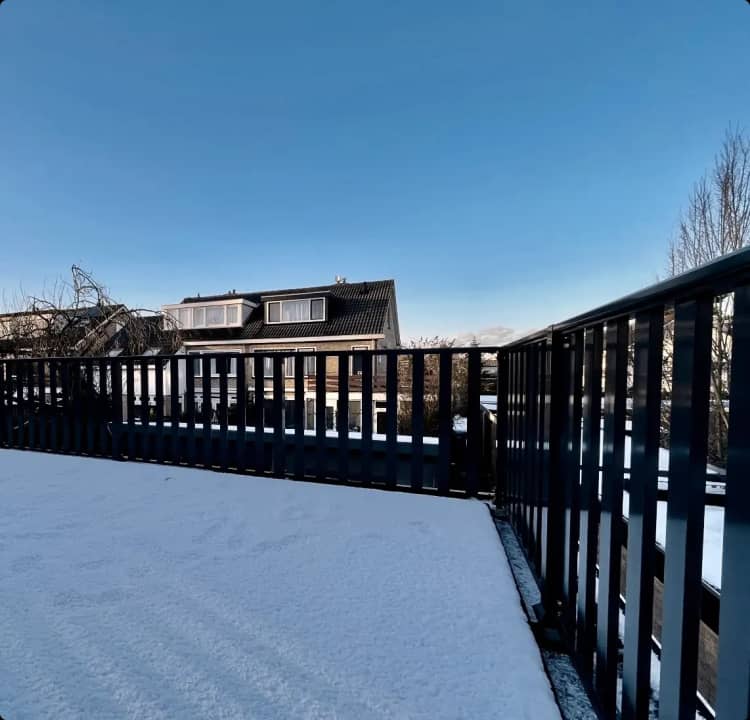 Waar moet een balkonhek aan voldoen?