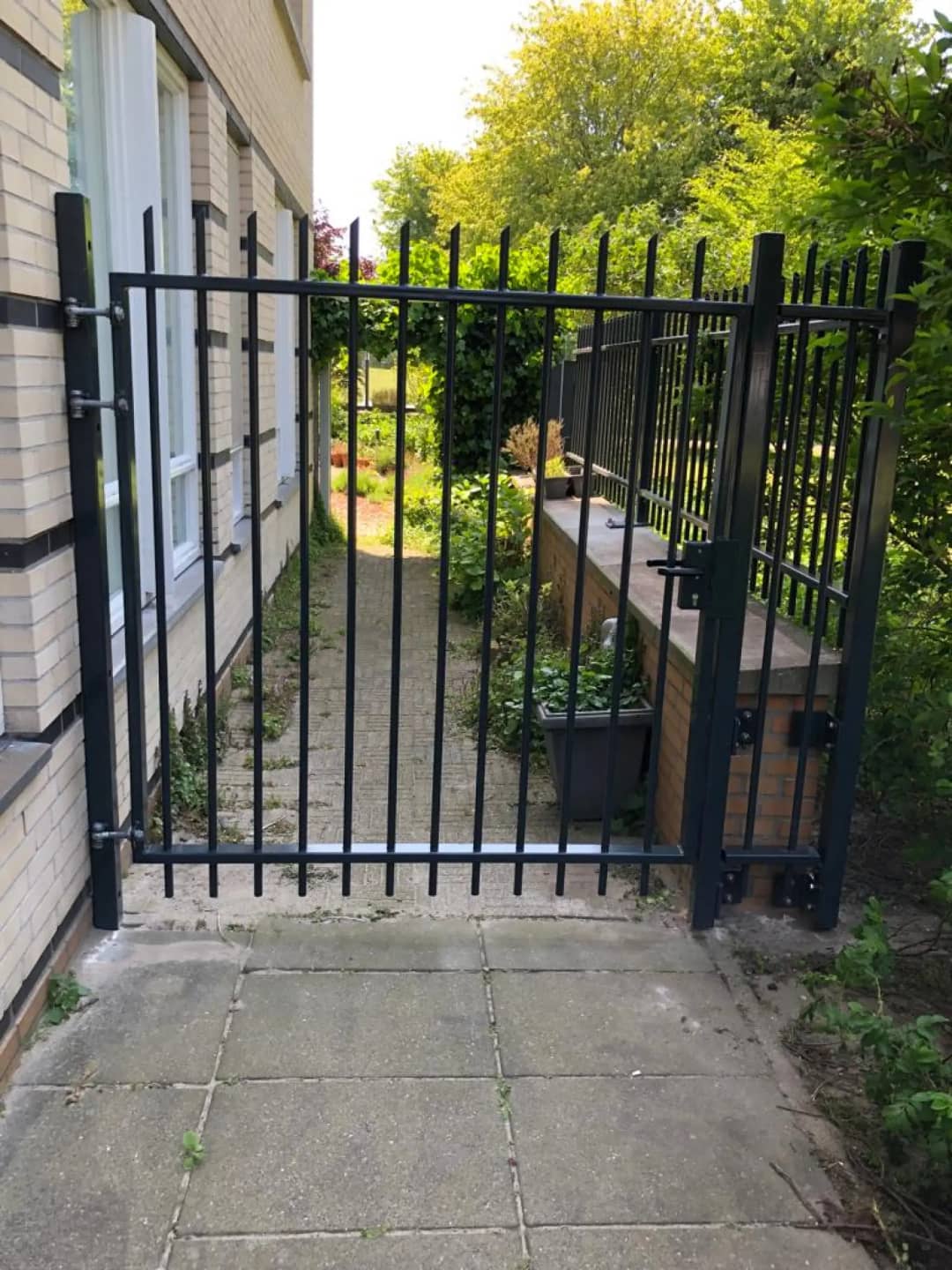 Stalen hekwerk van een poort vanaf buitenkant