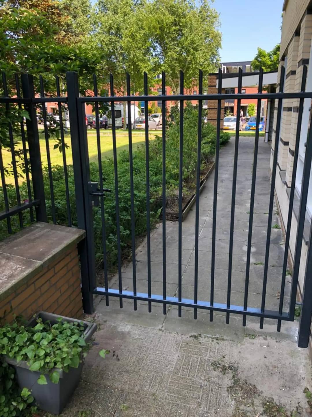 Stalen hekwerk van een poort vanaf binnenkant