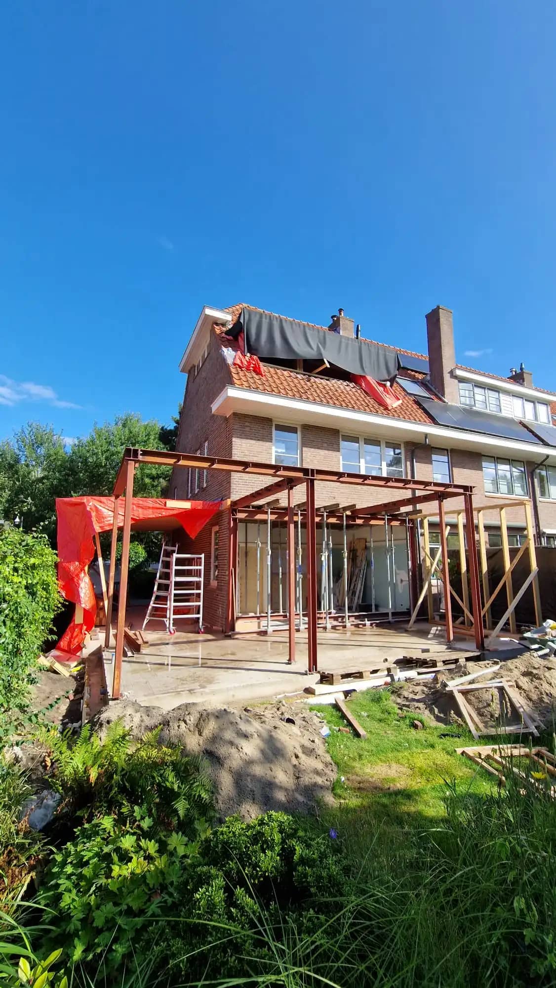 Staalconstructie gemaakt door Belas VOF op maat voor een aanbouw aan de achterkant van een huis.