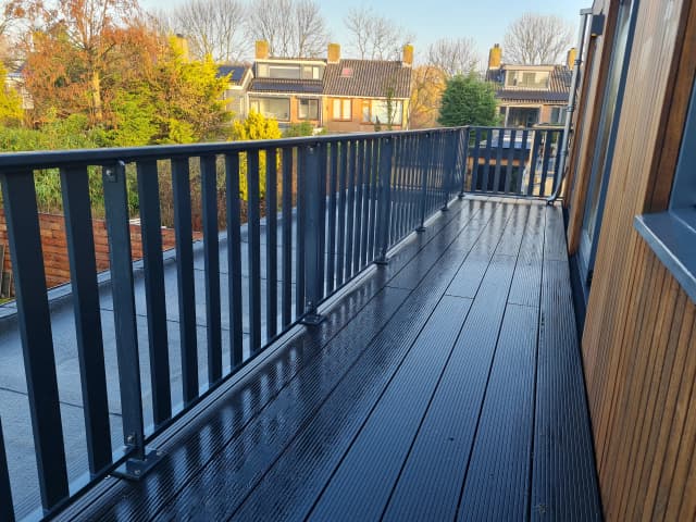 Donker kleurig aluminium hekwerk op een balkon