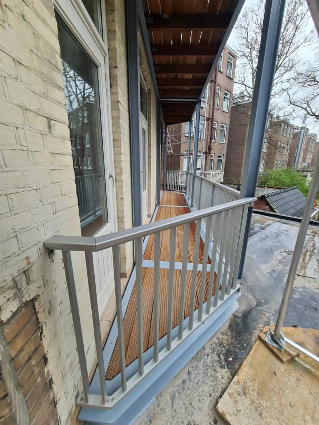 Zilver kleurig aluminium hekwerk op een balkon