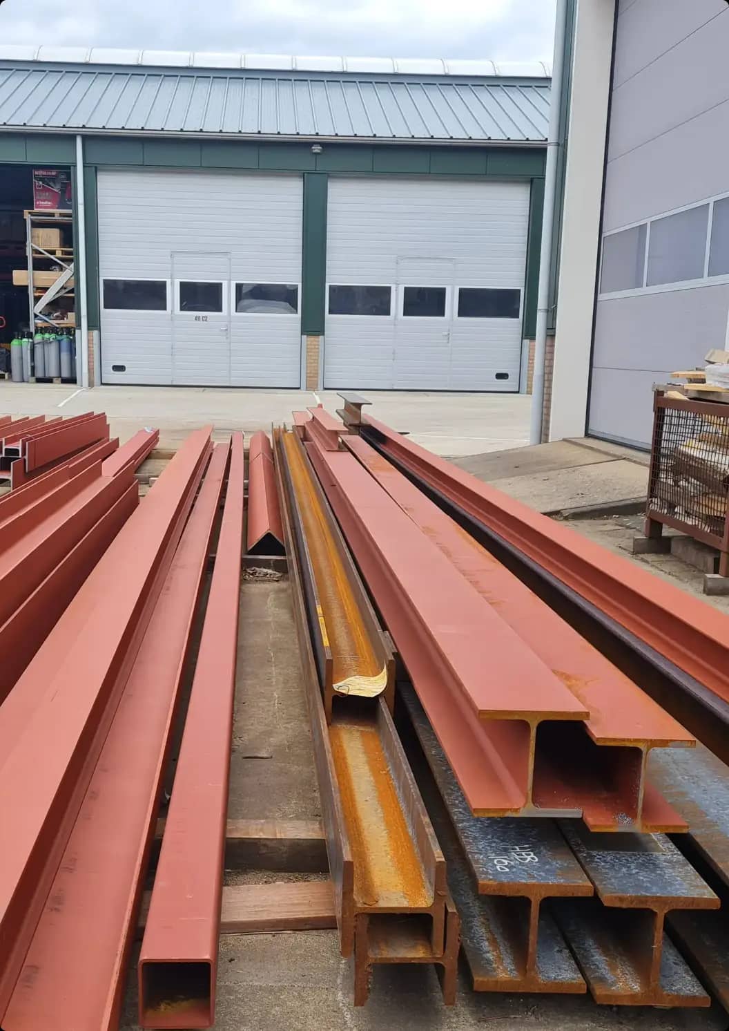 Voorraad stalen balken op het terrein van Belas VOF.