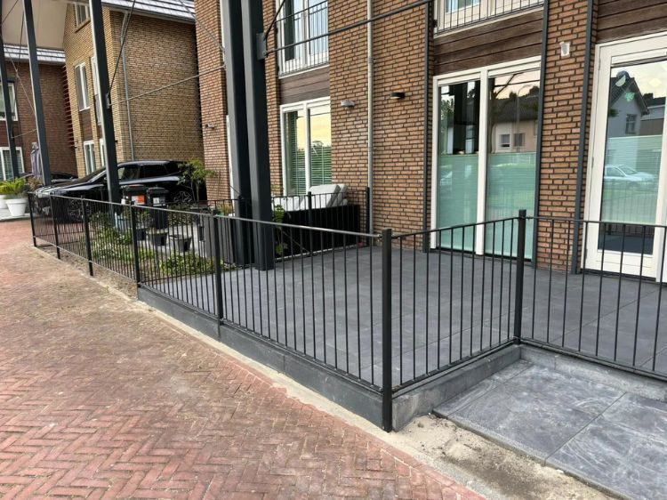 afwerking van een stalen hekwerk